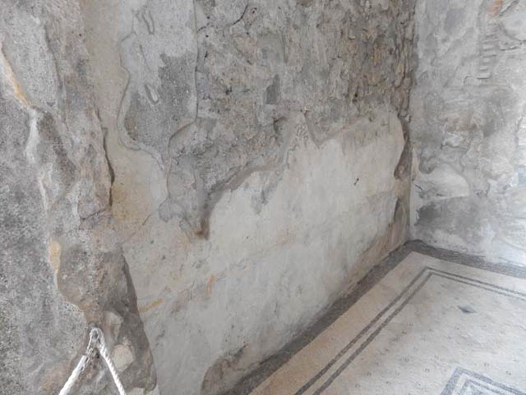 VIII.2.1 Pompeii. May 2018. Looking towards west wall of cubiculum on east side of entrance corridor.  Photo courtesy of Buzz Ferebee.
