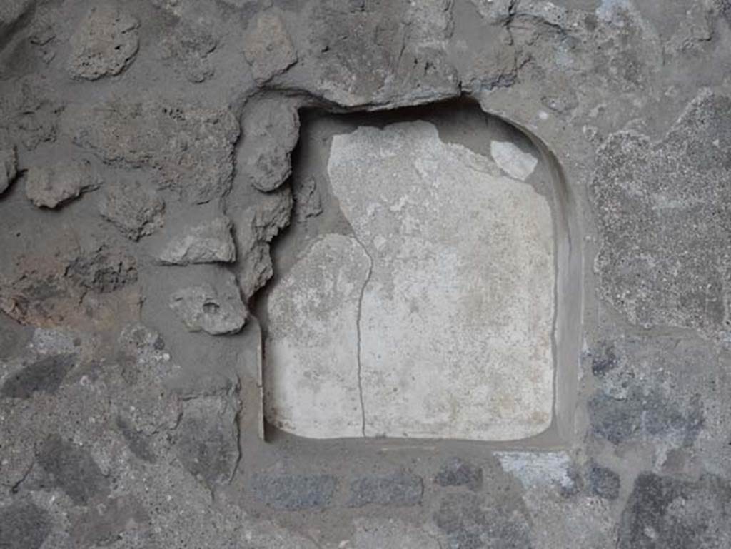 VIII.2.1 Pompeii. May 2018. Niche/recess in north wall of cubiculum on east side of entrance corridor. Photo courtesy of Buzz Ferebee.
