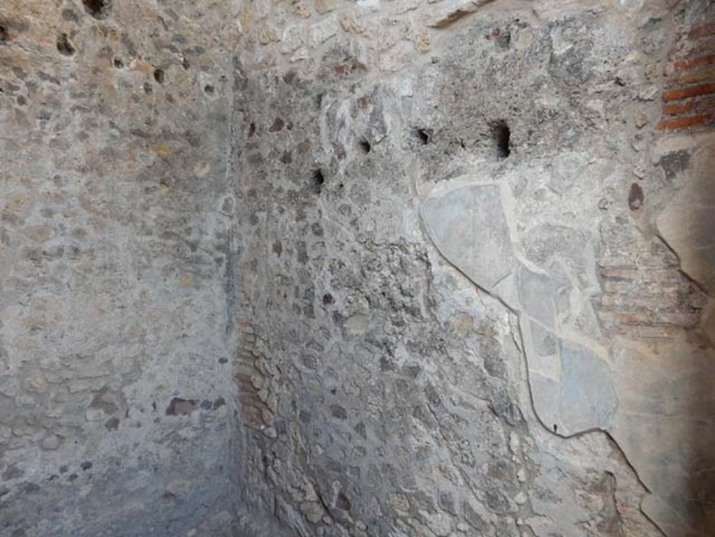 VIII.2.1 Pompeii. May 2018. Looking towards upper east wall of cubiculum, above room 27. Photo courtesy of Buzz Ferebee