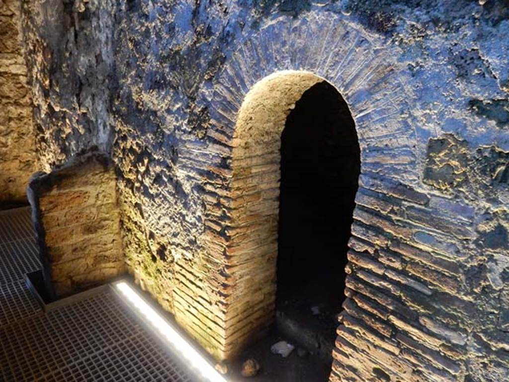 VIII.2.1 Pompeii. May 2018. Arched doorway in north wall of corridor, leading west.
Photo courtesy of Buzz Ferebee.
