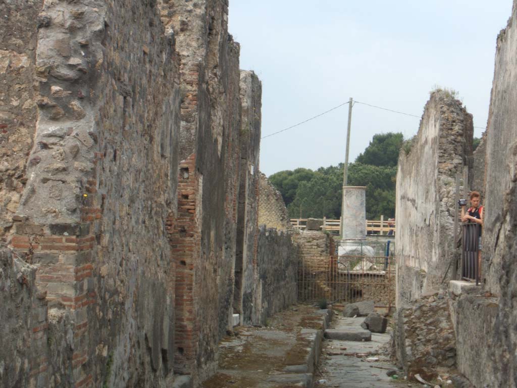VIII.2.3 Pompeii, on left. May 2005. Vicolo di Championnet, looking west. VIII.1 on right.