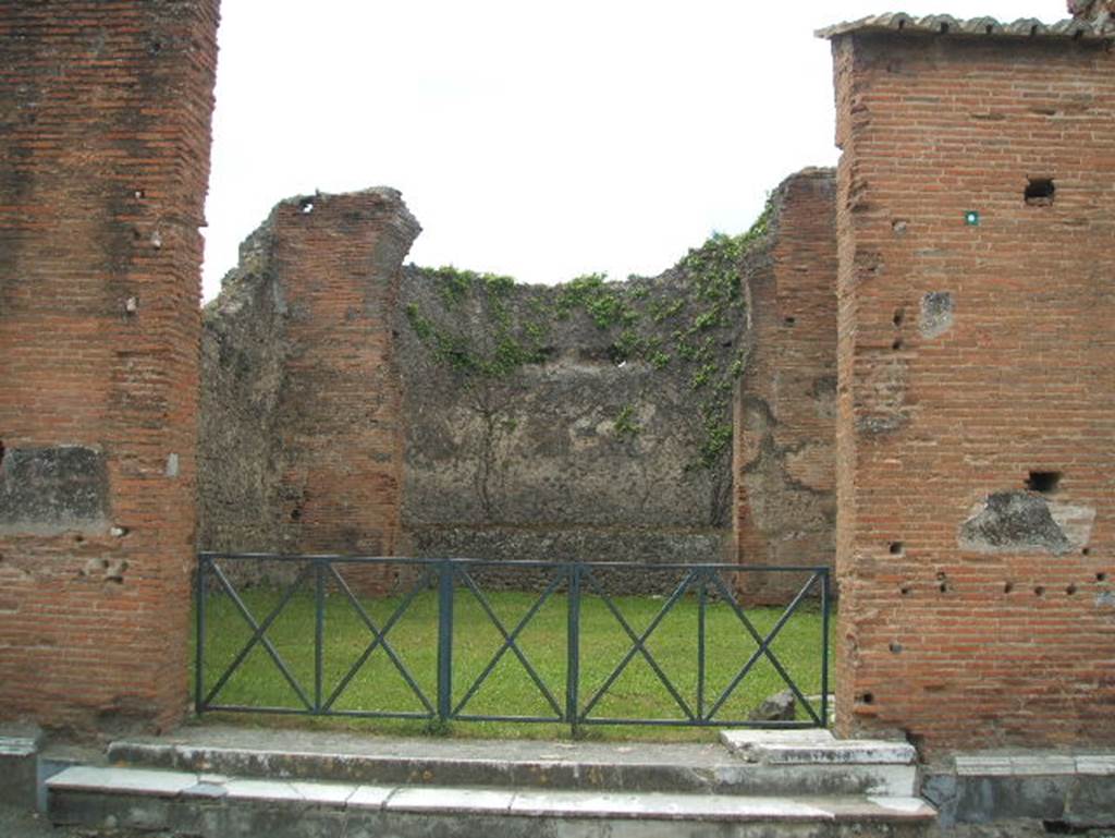VIII.2.10 Pompeii. May 2005. Entrance with steps, on south side of Forum.