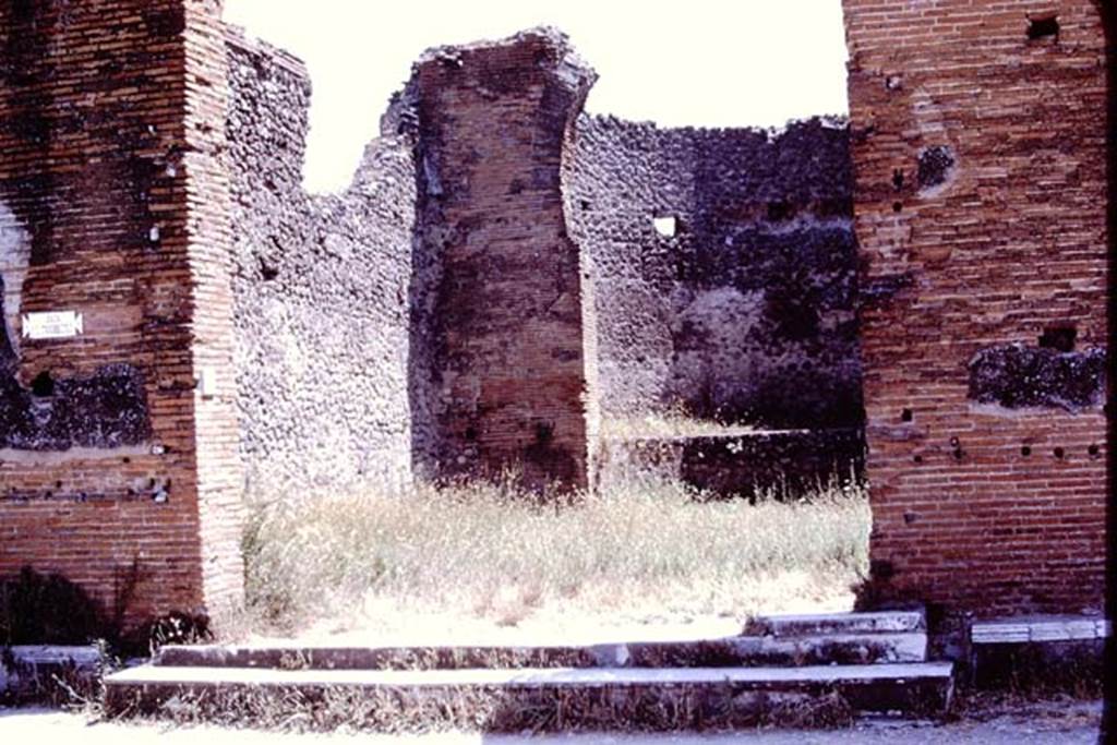 VIII.2.10 Pompeii. 1977. Looking south-east towards entrance steps. Photo by Stanley A. Jashemski. The name-plaque at the entrance gives the appellation “Sala dei Duumviri”.
Source: The Wilhelmina and Stanley A. Jashemski archive in the University of Maryland Library, Special Collections (See collection page) and made available under the Creative Commons Attribution-Non-Commercial License v.4. See Licence and use details.
J77f0559