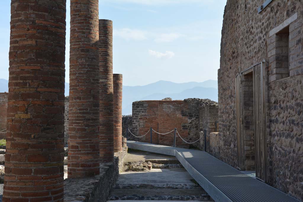 VIII.2.13/14/16 Pompeii. March 2019. Looking south along west side of peristyle.
Foto Annette Haug, ERC Grant 681269 DÉCOR.
