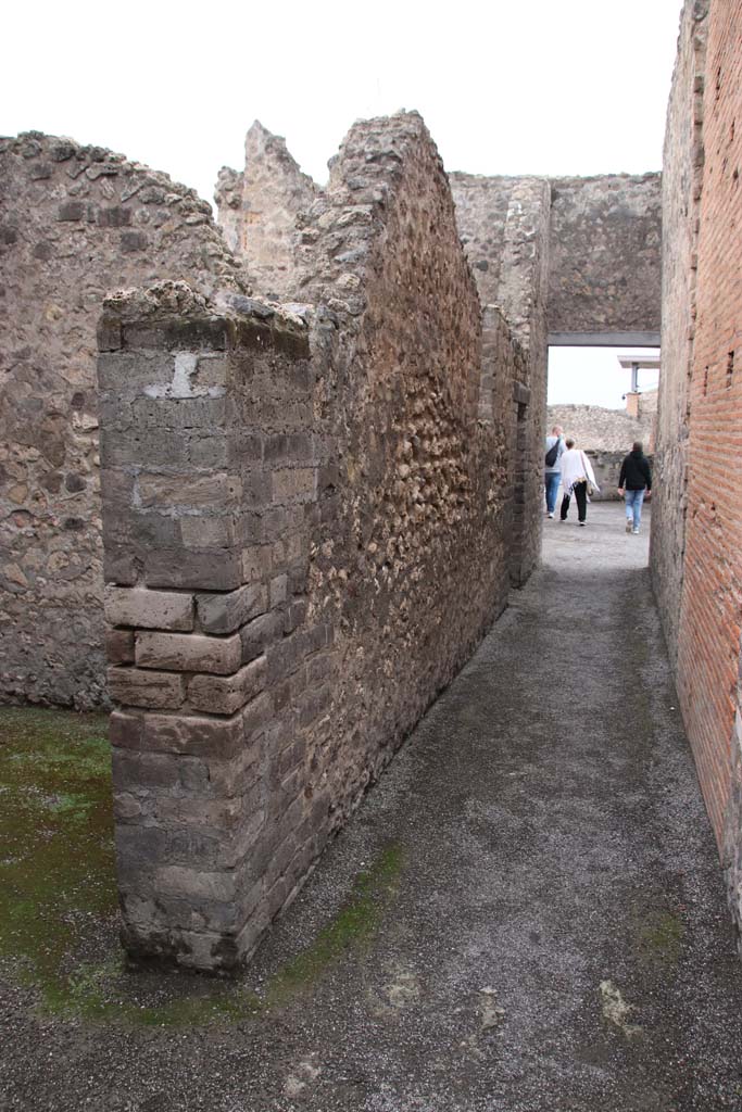 VIII.2.7/14 Pompeii. October 2020. Looking west along small corridor at northern end of peristyle, towards VIII.2.5/3/1.
Photo courtesy of Klaus Heese.
