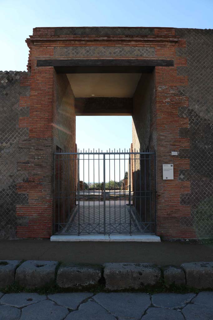 VIII.2.16 Pompeii. December 2018.
Looking west towards entrance doorway on Via delle Scuole. Photo courtesy of Aude Durand.