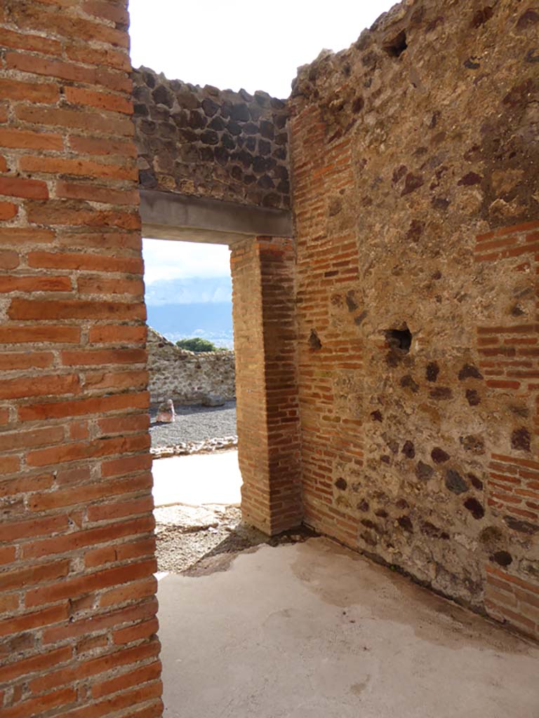 VIII.2.16 Pompeii. January 2017. 
Looking south along west wall in passageway, leading to a large room which originally may have been part of VIII.2.18. 
Foto Annette Haug, ERC Grant 681269 DÉCOR
