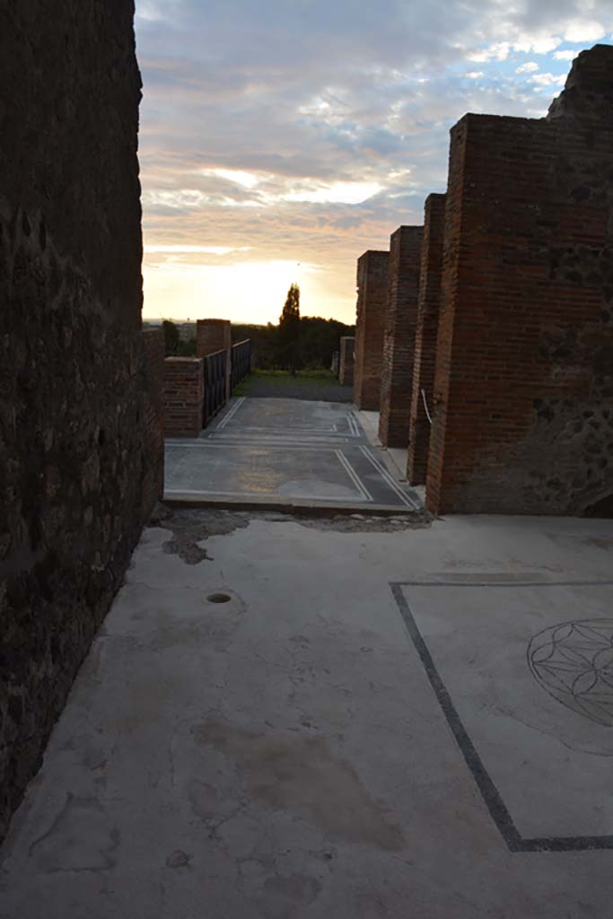 VIII.2.16 Pompeii. November 2017. 
Looking west across north portico, from triclinium in north-west corner of atrium.
Foto Annette Haug, ERC Grant 681269 DÉCOR.
