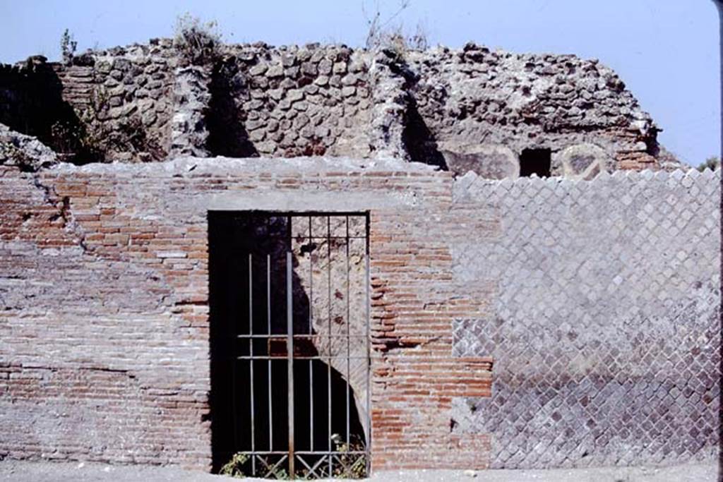 VIII.2.17 Pompeii, 1968. Looking west towards entrance doorway and remains of upper floor. Photo by Stanley A. Jashemski.
Source: The Wilhelmina and Stanley A. Jashemski archive in the University of Maryland Library, Special Collections (See collection page) and made available under the Creative Commons Attribution-Non Commercial License v.4. See Licence and use details.
J68f1178