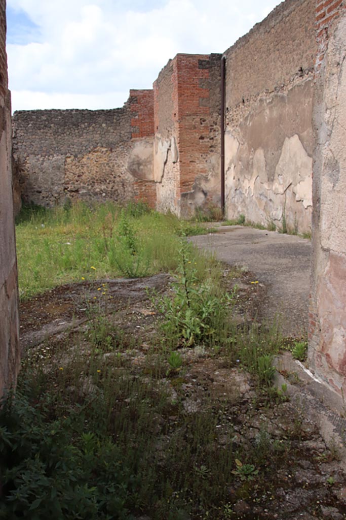 VIII.2.18 Pompeii. May 2024.
Looking west along north side of atrium, from entrance corridor. Photo courtesy of Klaus Heese.