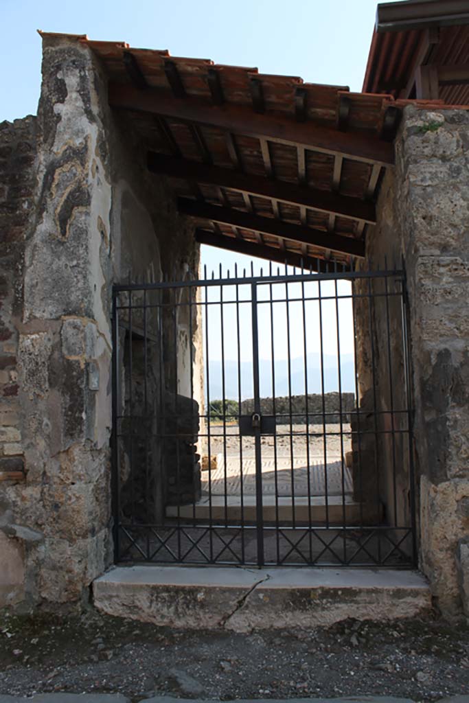 VIII.2.26 Pompeii. March 2014. Looking south through entrance doorway.
Foto Annette Haug, ERC Grant 681269 DÉCOR.
