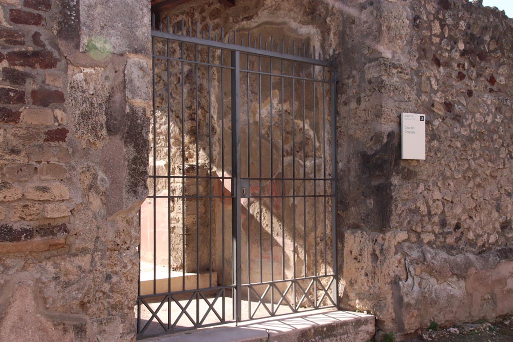 VIII.2.26 Pompeii. October 2022. 
Looking towards west wall of entrance vestibule ‘a’ with remaining painted decoration. Photo courtesy of Klaus Heese. 

