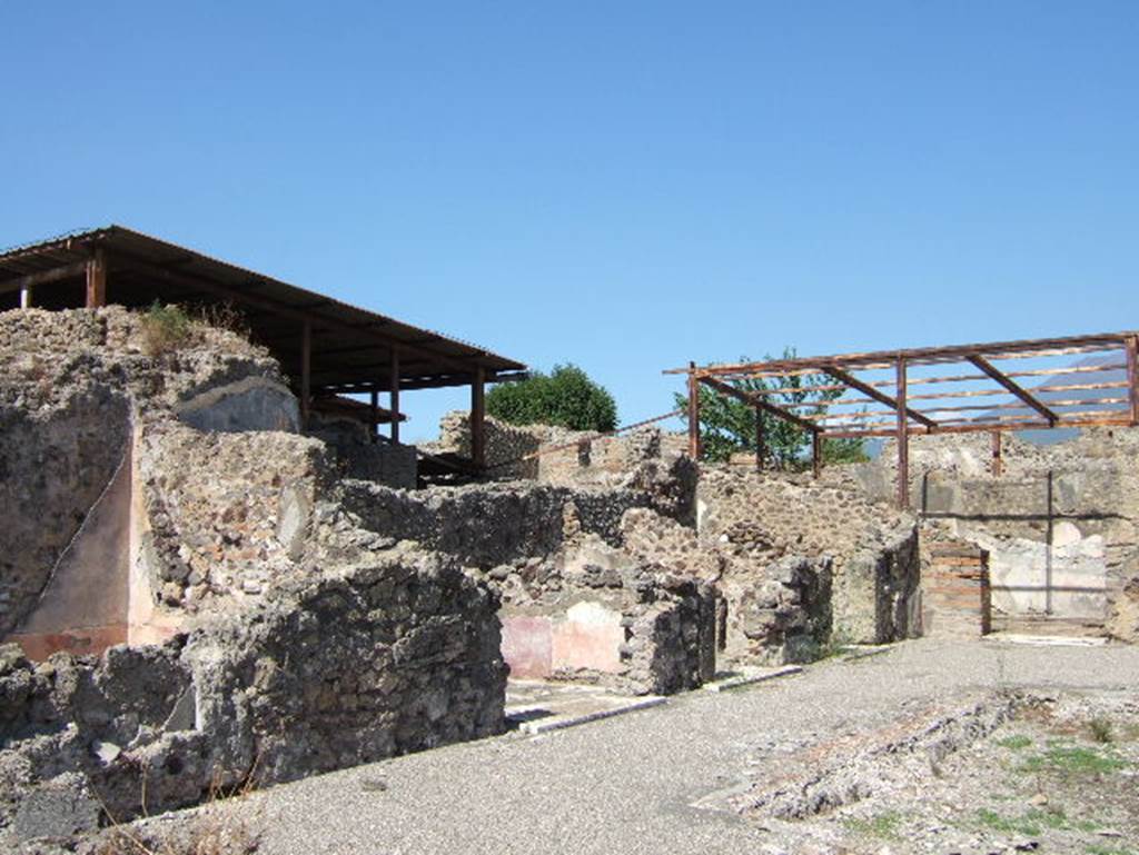 VIII.2.26 Pompeii. September 2005. Doorways to three cubicula and triclinium on the west side of atrium. On the left, room ‘n’, with doorways to cubiculae ‘o’, ‘p’, and ‘q’ (centre right), and triclinium ‘r’, on the right.
