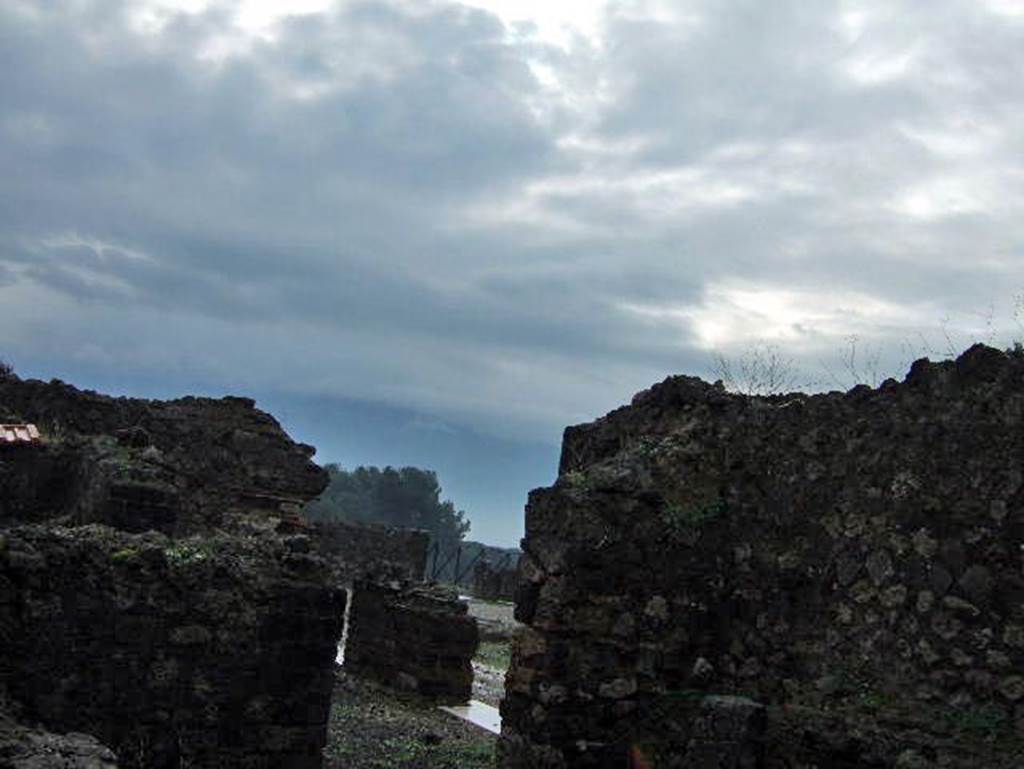 VIII.2.26 from VIII.2.27 Pompeii. December 2005. Looking south west through door in kitchen towards atrium.