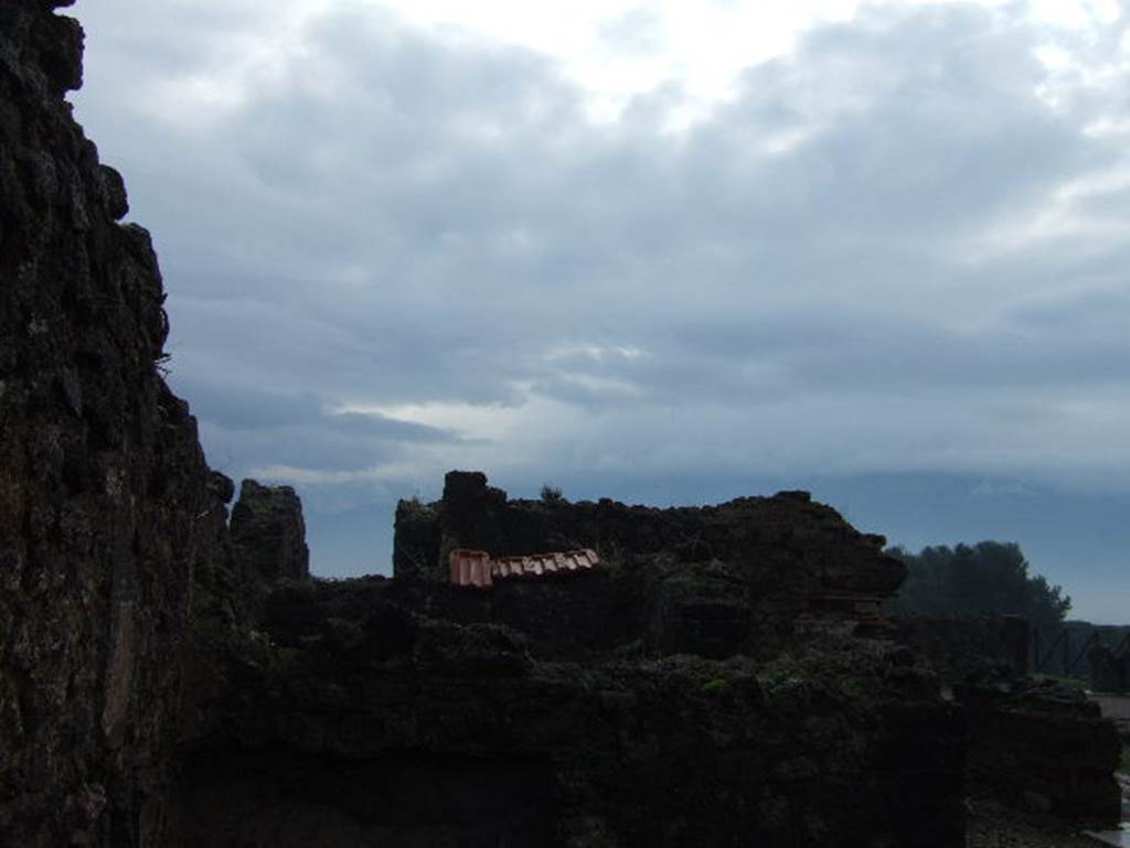 VIII.2.26 from VIII.2.27 Pompeii. December 2005. Looking south.