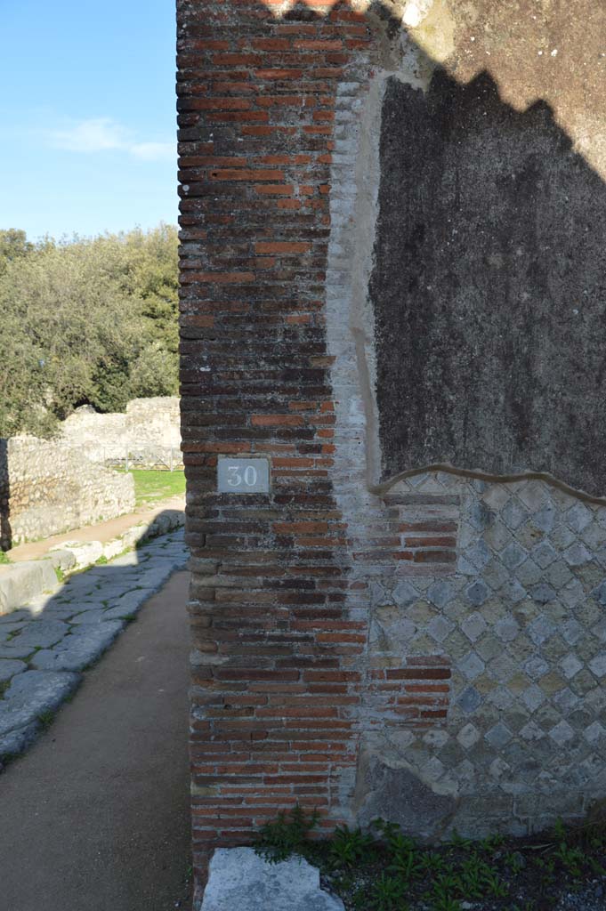 VIII.2.30 Pompeii. March 2018. East side of entrance doorway and vestibule.
Foto Taylor Lauritsen, ERC Grant 681269 DÉCOR.