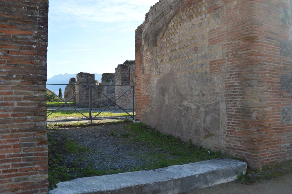 VIII.2.30 Pompeii. March 2018. Entrance doorway, and west side of front wall and vestibule.
Foto Taylor Lauritsen, ERC Grant 681269 DÉCOR.