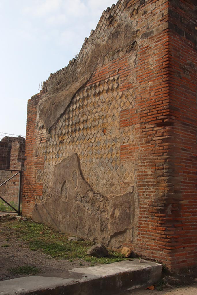 VIII.2.30 Pompeii. October 2023.
Detail of west wall of vestibule/entrance corridor. Photo courtesy of Klaus Heese.