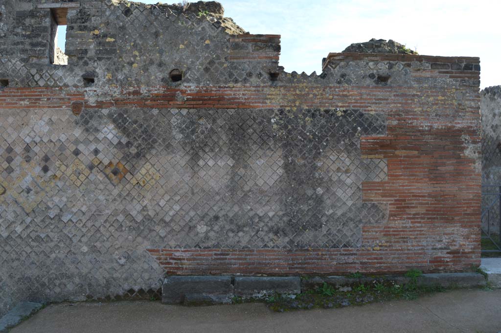 VIII.2.30 Pompeii. March 2018. Front wall on west of entrance doorway, linked with east wall from entrance doorway at VIII.2.29, on right.
Foto Taylor Lauritsen, ERC Grant 681269 DÉCOR.