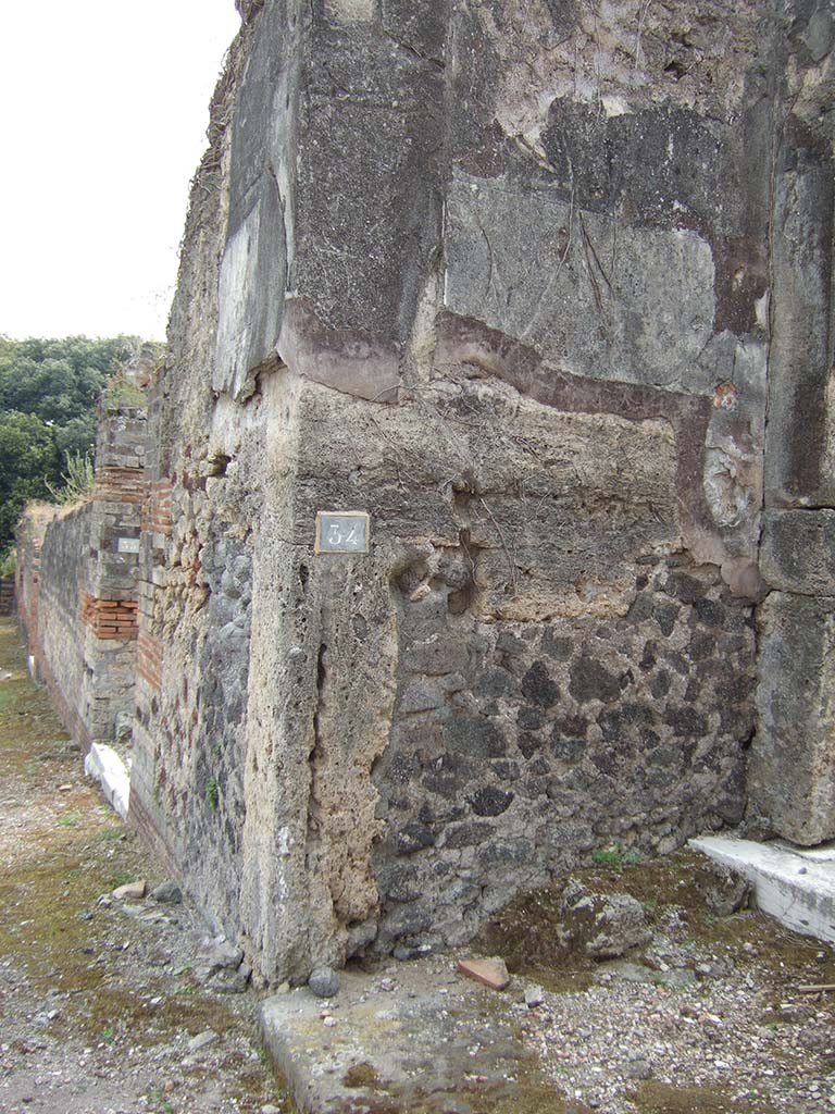 VIII.2.34 Pompeii. May 2006. 
East wall of vestibule, with ashlar engraved in the plaster still remaining attached to the wall.
