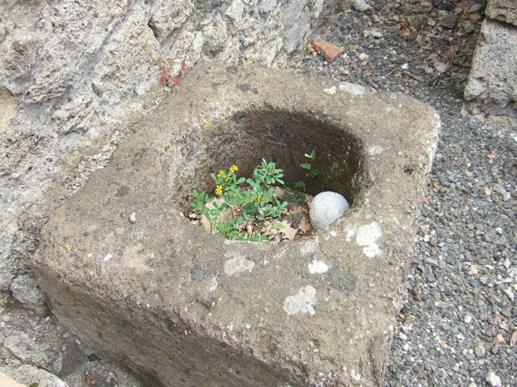 VIII.2.39 Pompeii.  May 2006.  Room u. Cistern mouth.