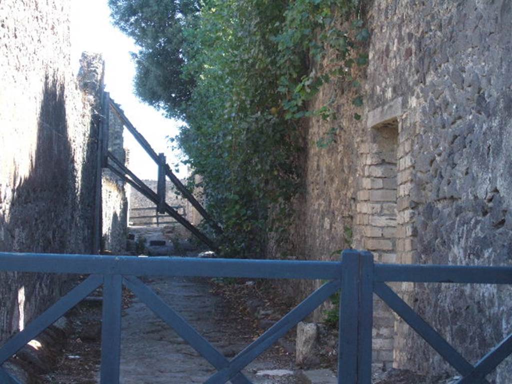 Pompeii. Vicolo dei 12 Dei,  looking south. September 2005. Doorway at VIII.3.12.