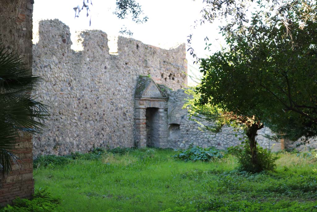 VIII.3.14, Pompeii. December 2018.
Looking towards north-west corner of garden area, with aedicula niche on west wall. Photo courtesy of Aude Durand.
