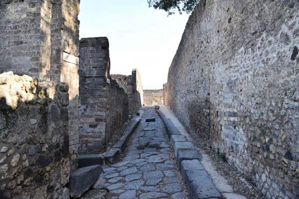 VIII.3.14 Pompeii, exterior wall is centre left. April 2018. Looking south between VIII.5 and VIII.3 on Vicolo dei 12 Dei.
The junction with Vicolo della Parete Rossa, is seen on the left. Photo courtesy of Ian Lycett-King.
Use is subject to Creative Commons Attribution-NonCommercial License v.4 International.