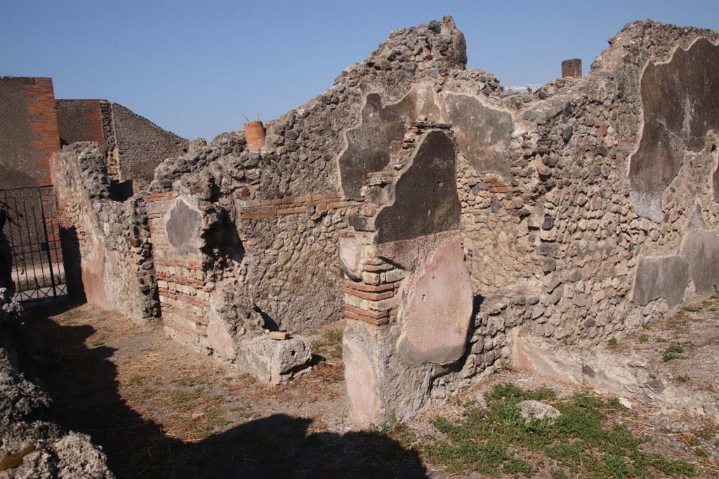 VIII.3.21 Pompeii. September 2021. 
Looking north-west from room 2 to corridor/fauces 1, cubiculum 9 doorway and kitchen 10 doorway in north wall. 
On the right is the garden area with niche. Photo courtesy of Klaus Heese.

