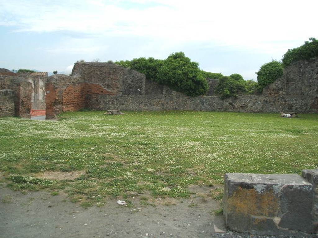 VIII.3.32 Pompeii. May 2005. Looking east, with entrance doorway at VIII.3.1, on left.