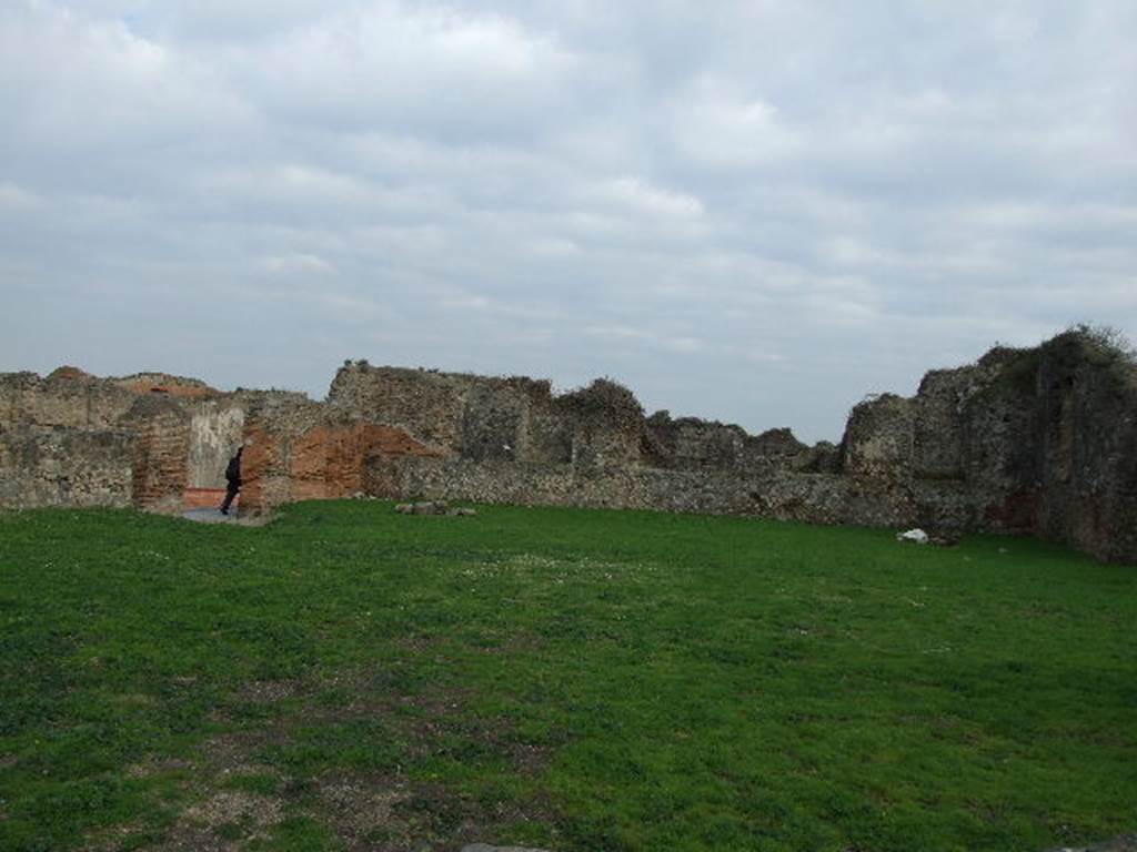 VIII.3.32 Pompeii. May 2005. Looking east.