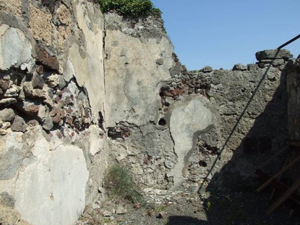 VIII.4.15 Pompeii.  March 2009.   Room 13.  Cubiculum. East wall.