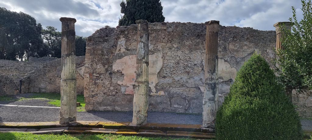 VIII.4.15 Pompeii. December 2023. Looking west from east side of peristyle garden. Photo courtesy of Miriam Colomer.

