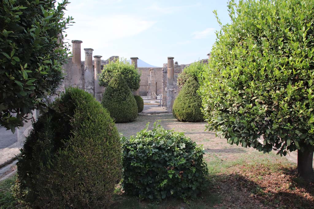 VIII.4.15 Pompeii. September 2021. Looking north across peristyle garden from south portico. Photo courtesy of Klaus Heese.