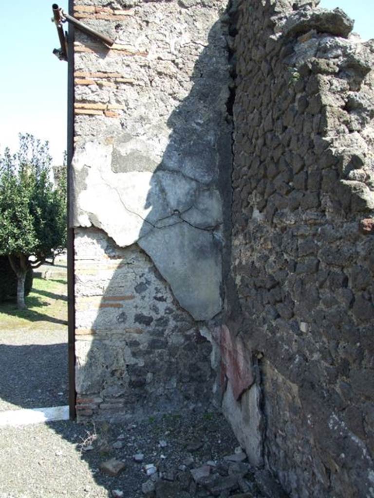 VIII.4.15 Pompeii. March 2009. Room 17, south-east corner of exedra.  