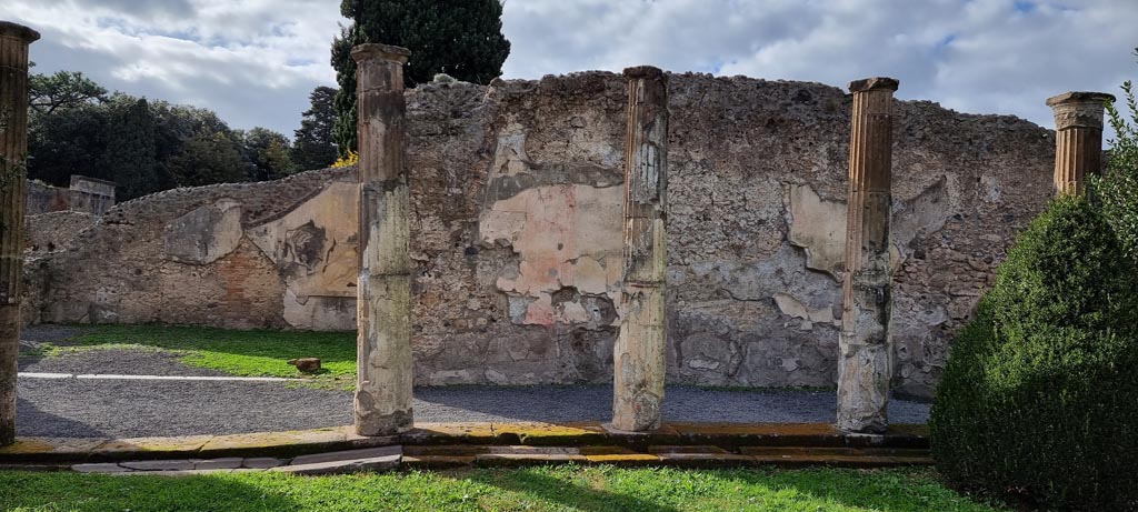 VIII.4.15 Pompeii. December 2023. 
Looking from east side towards west portico of peristyle garden, with room 17, exedra, on left. Photo courtesy of Miriam Colomer.
