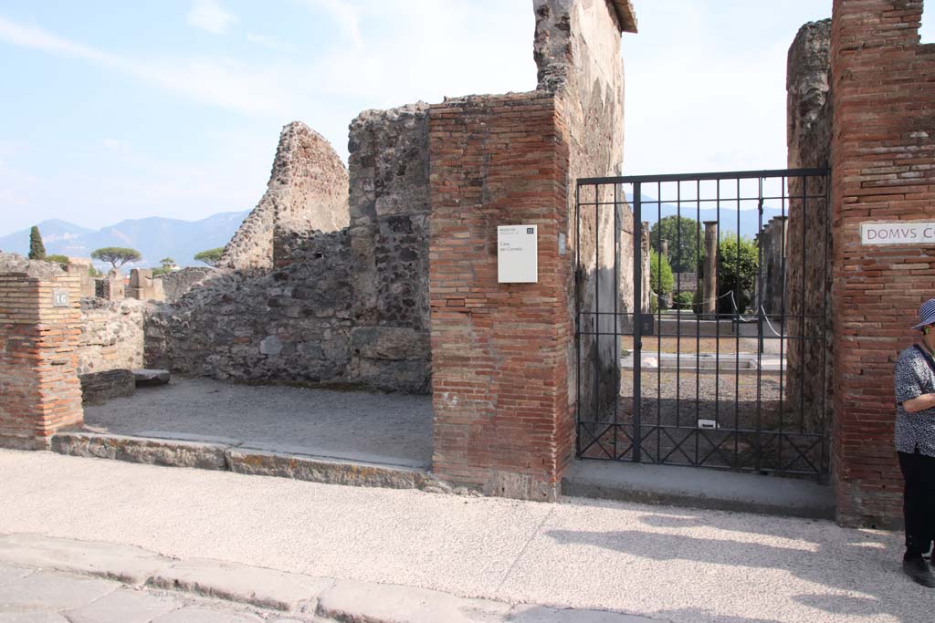 VIII.4.15 Pompeii, on right. September 2021. 
Looking south to entrance on Via dell’Abbondanza, with VIII.4.16, on left. Photo courtesy of Klaus Heese.
