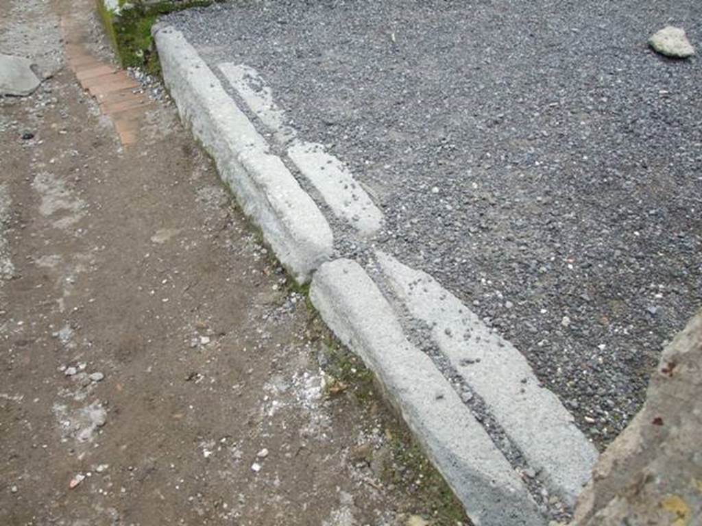 VIII.4.19 Pompeii. Shop and rooms. December 2007. Sill.