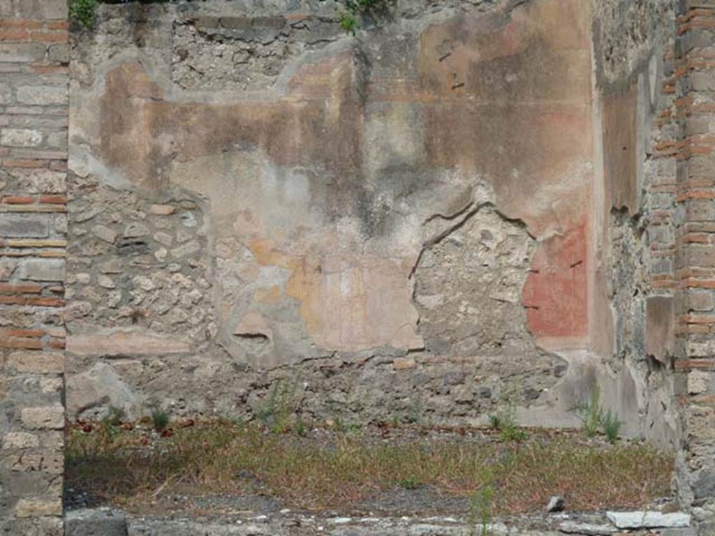VIII.4.34 Pompeii, September 2015. Looking north across atrium towards tablinum.