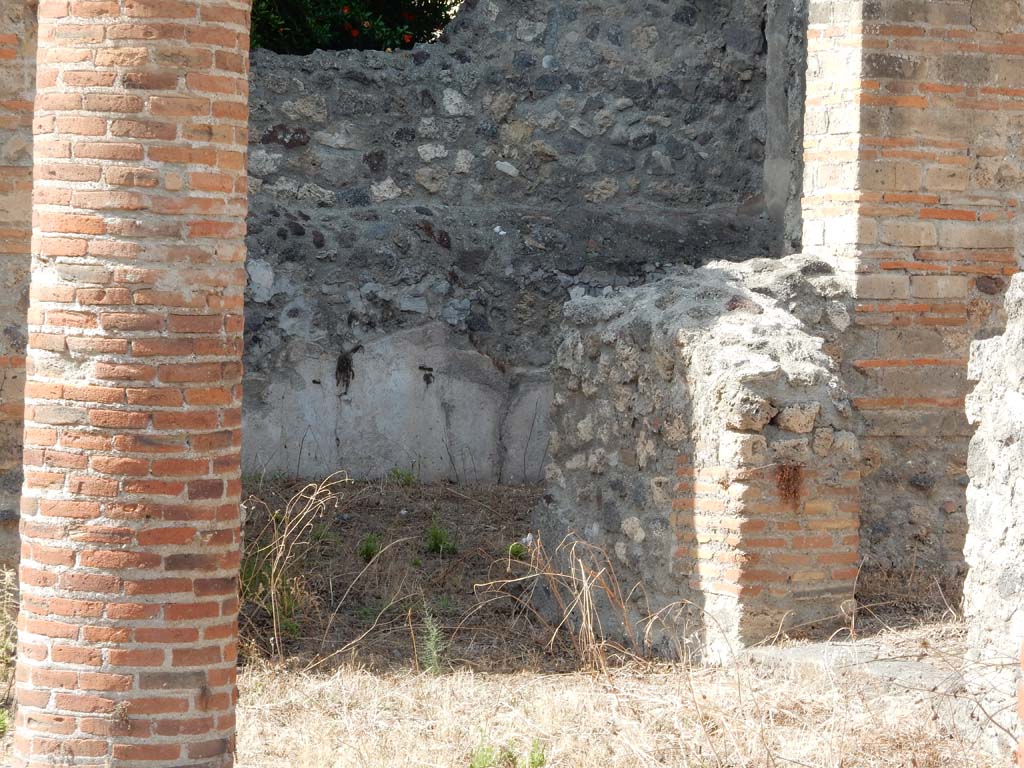 VIII.4.34 Pompeii. June 2019. Looking towards oecus, on east side of tablinum.
Photo courtesy of Buzz Ferebee.
