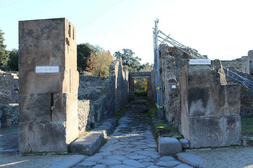 Small roadway, Pompeii. December 2018. 
Looking south between VIII.5.19, on left, and VIII.5.11, on right. Photo courtesy of Aude Durand.
