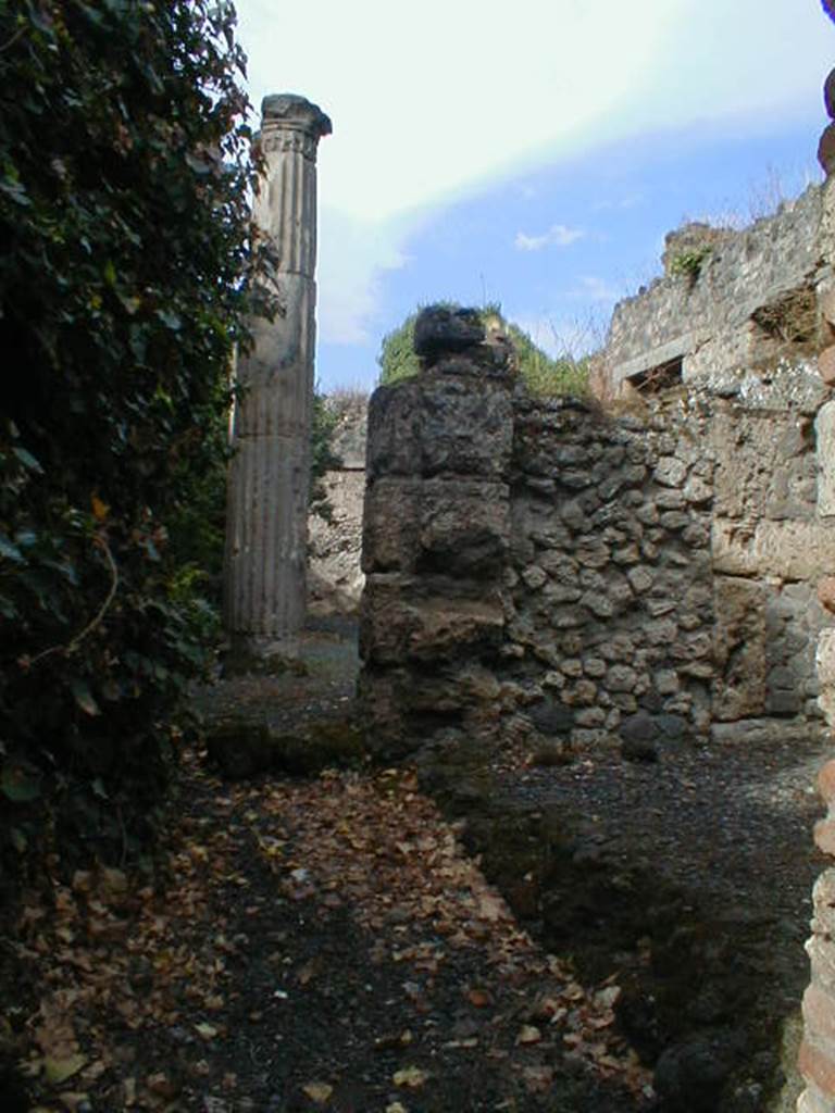 VIII.5.14 September 2004. Looking west from entrance.