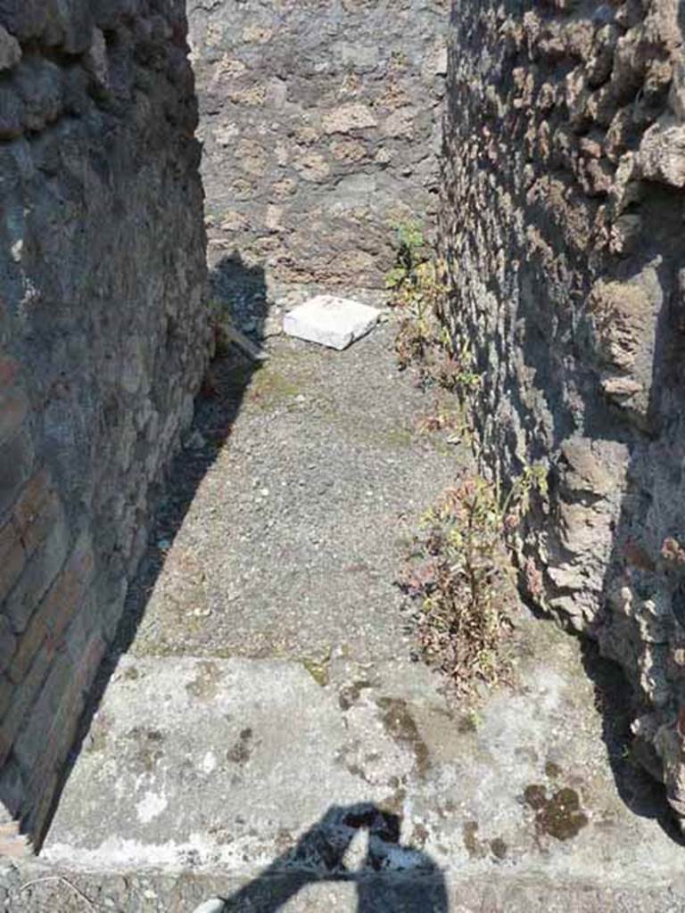VIII.5.24 Pompeii. May 2010. Room 9, site of stairs to upper floor. Looking north. As there is a doorway from the kitchen visible in the west wall, there was probably a latrine or cupboard under the stairs.