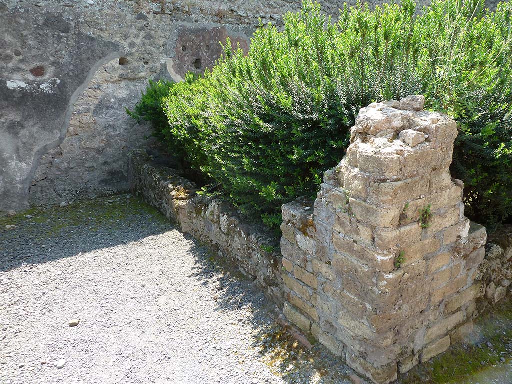 VIII.5.24 Pompeii. May 2010. Looking south along east portico.