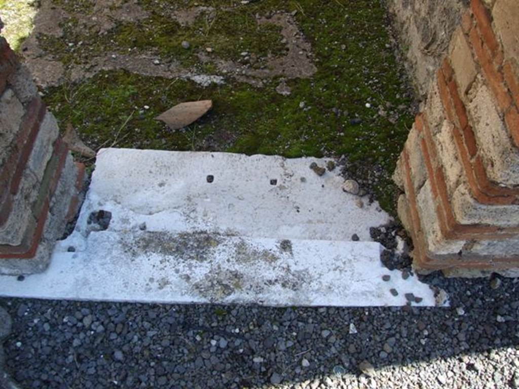 VIII.5.28 Pompeii.  March 2009.  Room 3. Cubiculum. Door sill.