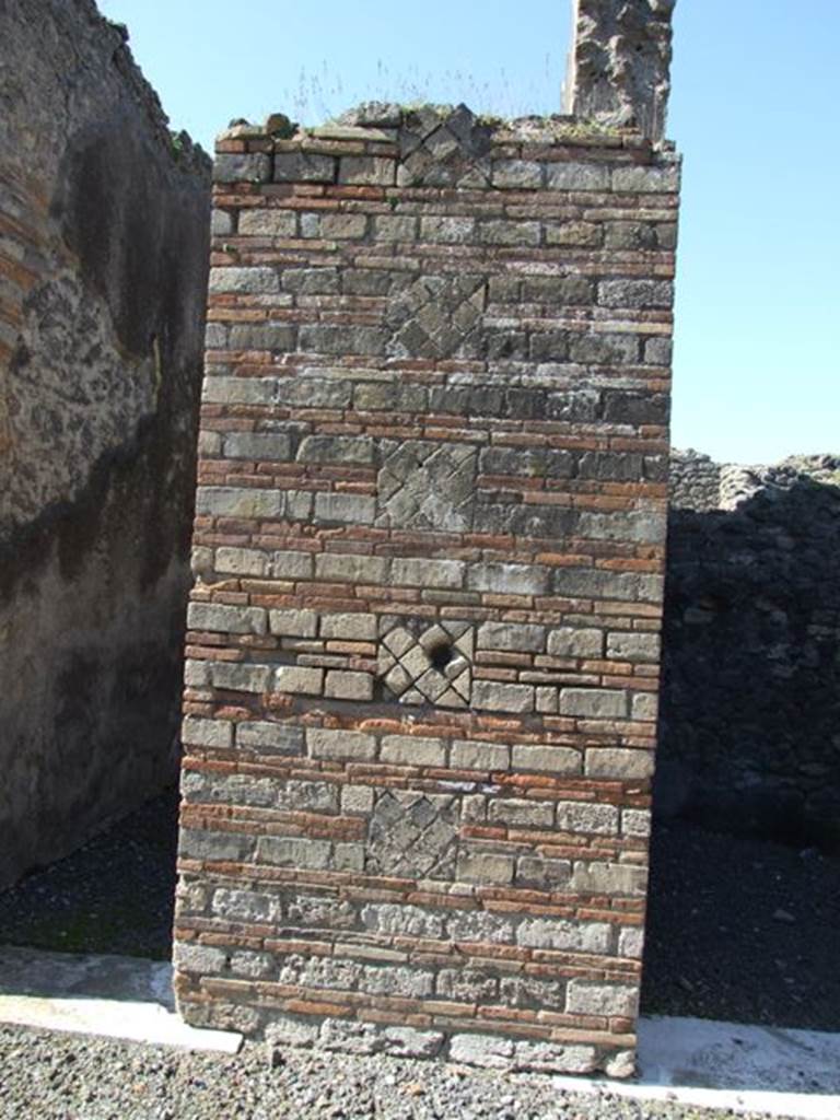 VIII.5.28 Pompeii.  March 2009.  Masonry atrium wall between Rooms 8 and 9 on west side of atrium.