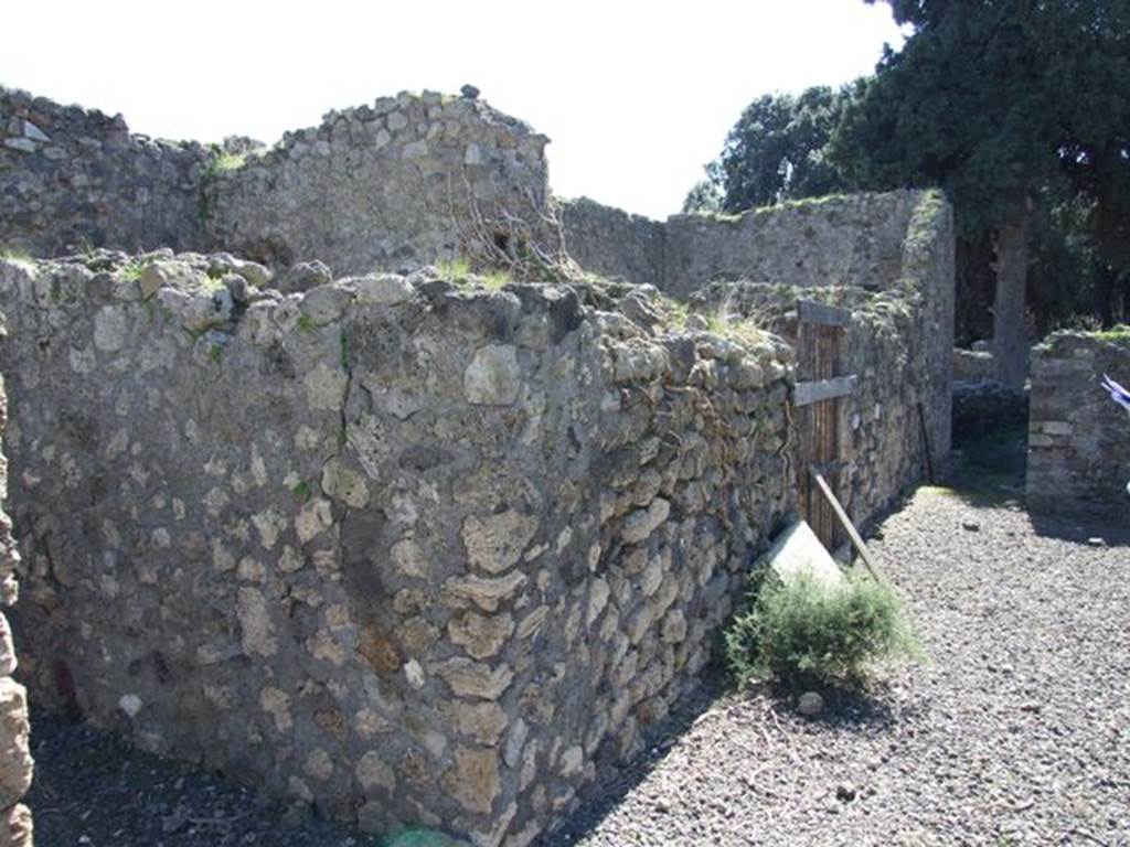 VIII.5.28 Pompeii.  March 2009.  Looking south along East Portico.