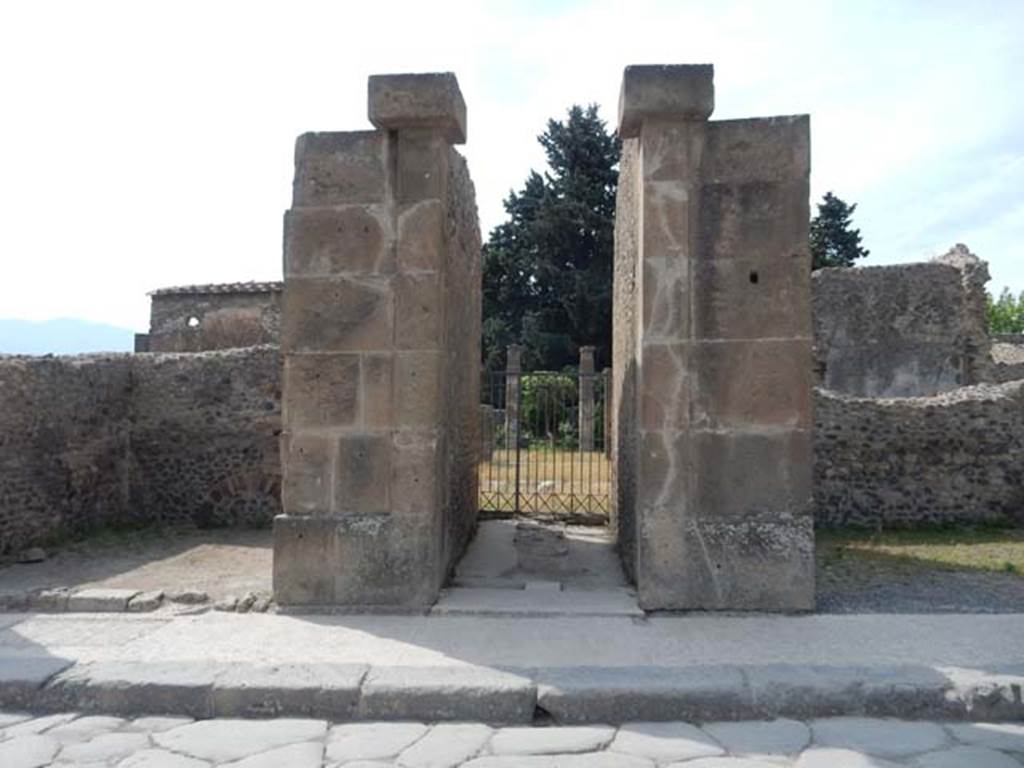 VIII.5.28 Pompeii. May 2017. Looking south to entrance doorway on Via dell’Abbondanza.
Photo courtesy of Buzz Ferebee.
Gell refers to this as the House of Fuscus, on the portal of which was visible the name of FUSCUS.
See Gell, W, 1832. Pompeiana: Vol 1. London: Jennings and Chaplin, p.3.
CIL IV records
CIL IV 715
in aedibus imp. Iosephi II GELL; immo Francisci II; v. ad n. 43.
FVSCV..
Gell 1832 I p. 3; cf. II p. 55.
FVSCVS Gell.