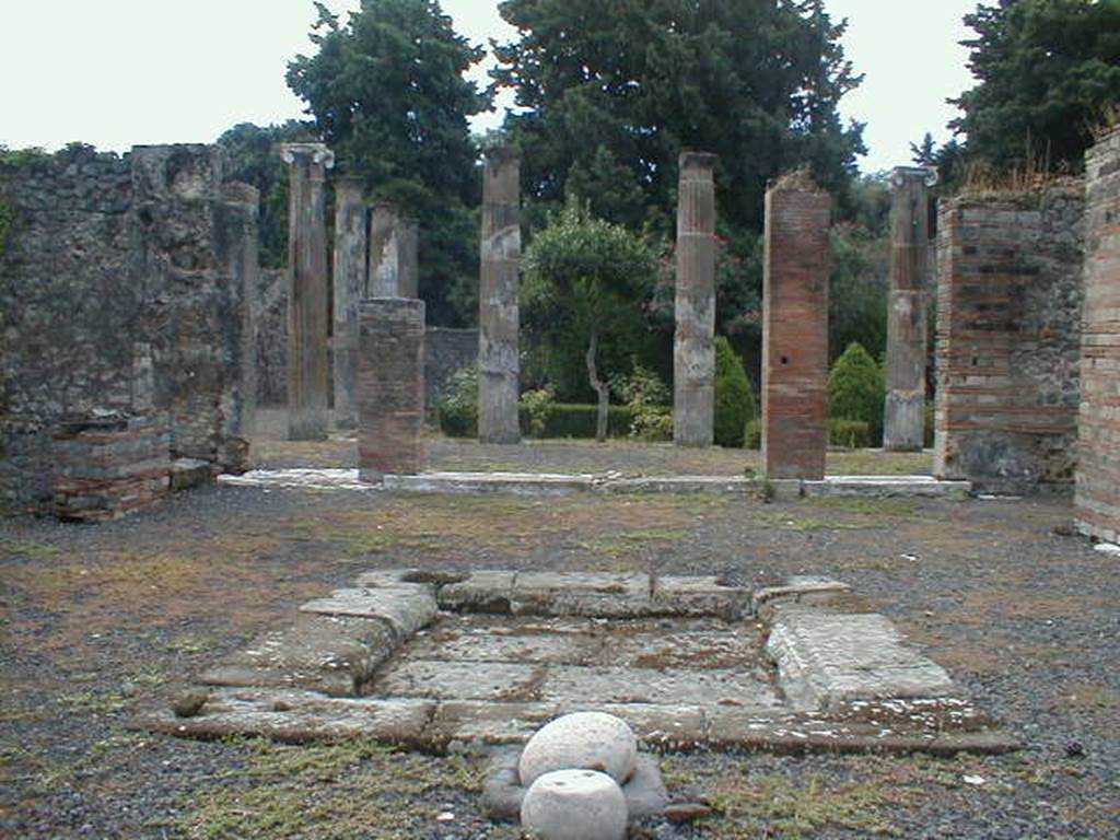 VIII.5.28 Pompeii. September 2004. Atrium, looking south.
For an Essay on the structure of the foundations of this house,
see Maiuri in Notizie degli Scavi, 1944-45, (p.157-159).