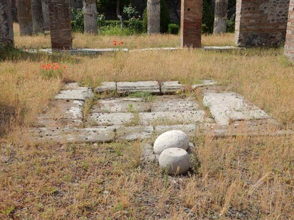 VIII.5.28 Pompeii. May 2017. Room 1, impluvium in atrium. Photo courtesy of Buzz Ferebee.